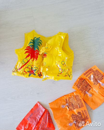 Жилет и нарукавники для плавания