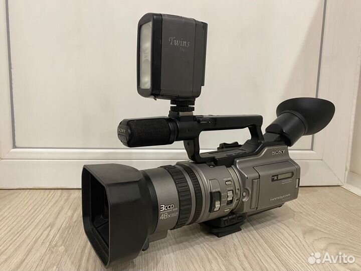 Видеокамера Sony DCR-VX2100E