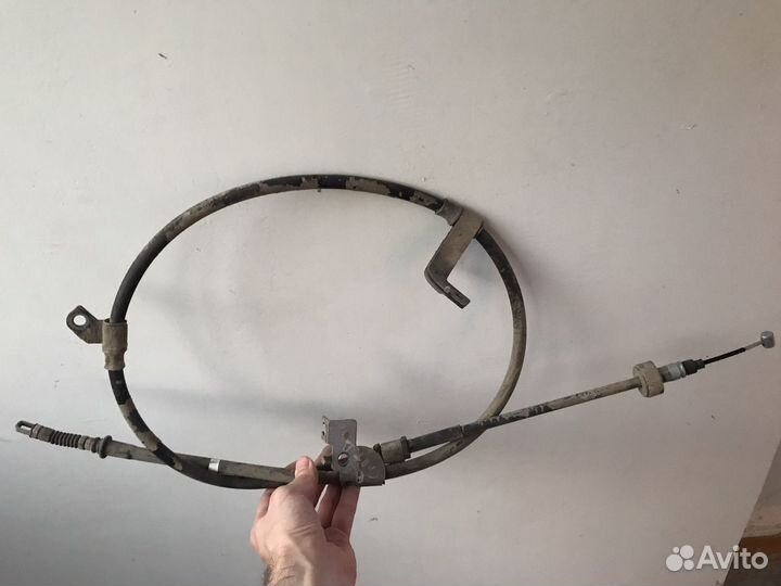 Трос ручного тормоза хендай крета 1,6. Левый