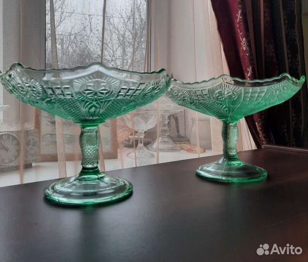 Вазочка фруктовница на ножке цветное стекло