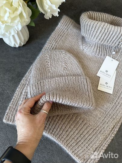 Вязаный комплект шапка с манишкой