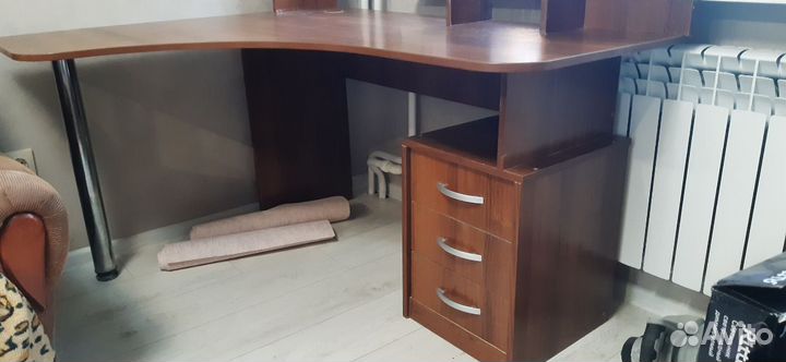 Угловой компьютерный стол с надстройкой