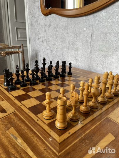 Шахматный стол с шахматами