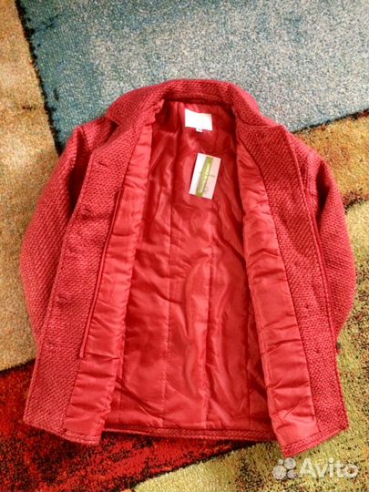 Яркое укороченное осеннее пальто для для девочки