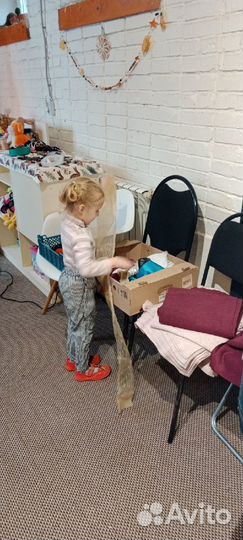 Ткани, нитки, пряжа, пуговицы и т.д