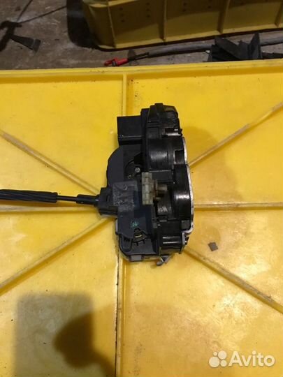 Замок двери передний левый Chevrolet Cruze Седан