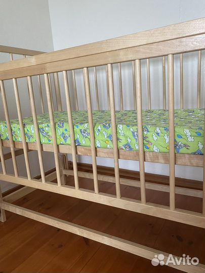 Детская кроватка с маятником
