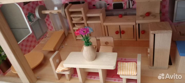 Деревянный домик кукольный с мебелью