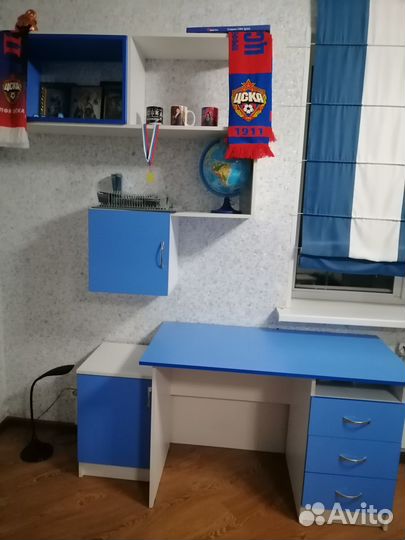 Письменный стол с тумбочкой и полками