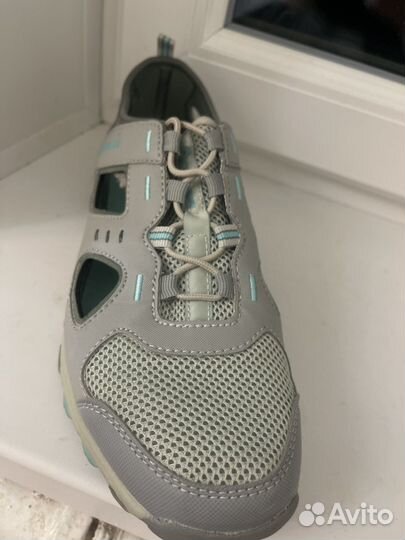 Кроссовки женские