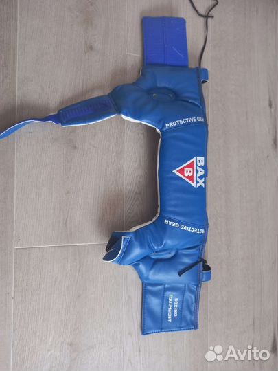 Шлем и боксёрские перчатки