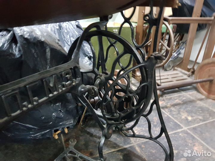 Чугунная станина швейной машинки пгмз красивая