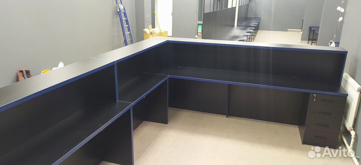 Столы для компьютерного клуба и другая мебель на з