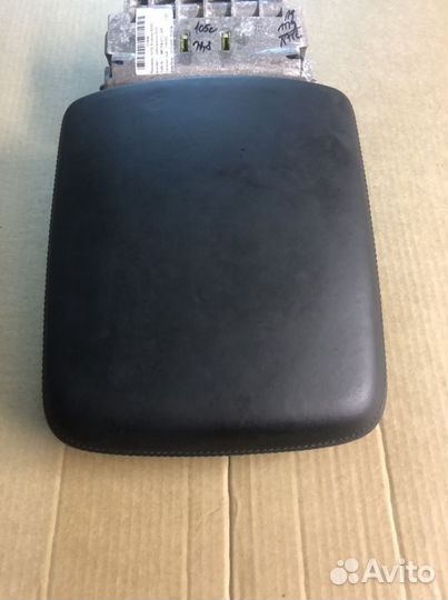 Крышка центрального подлокотника Audi Q7 4M