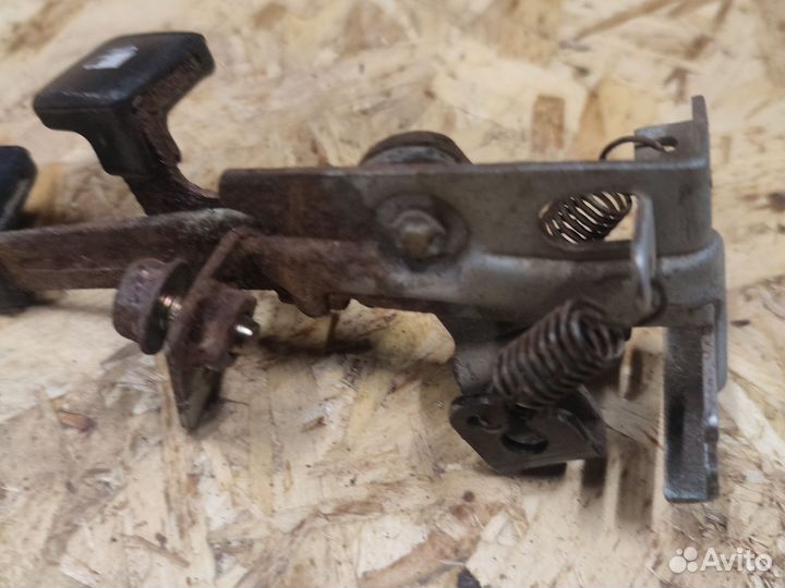 Киа Авелла ручка открывания крышки багажника бака