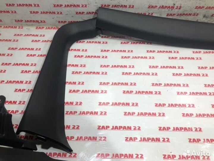 Обшивка двери багажника Mitsubishi Airtrek CU5W