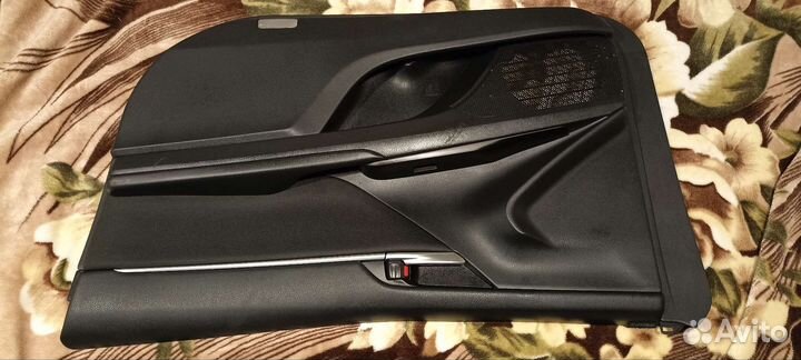 Обшивка двери передняя правая на тойота камри 70