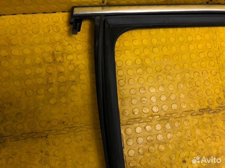 Уплотнитель опускного стекла задний левый Skoda