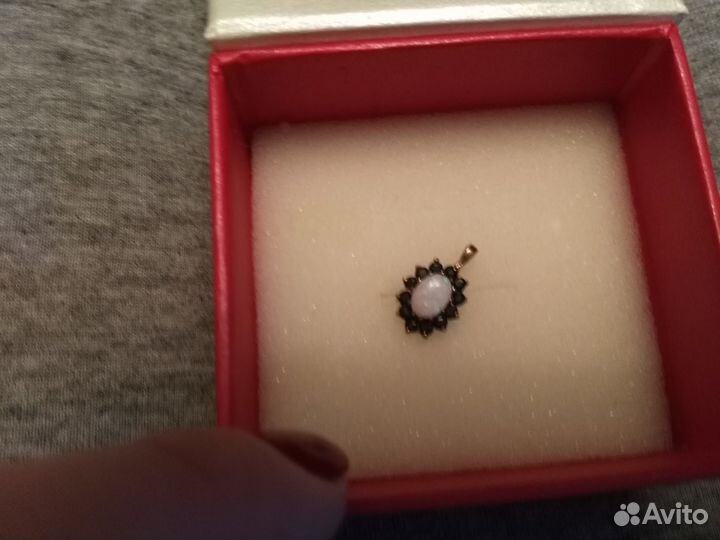 Золотое кольцо и кулон с сапфиром