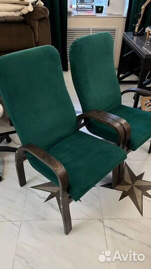 Кресло с деревянным подлокотником