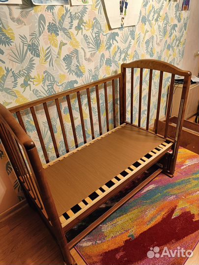 Детская кроватка с маятником