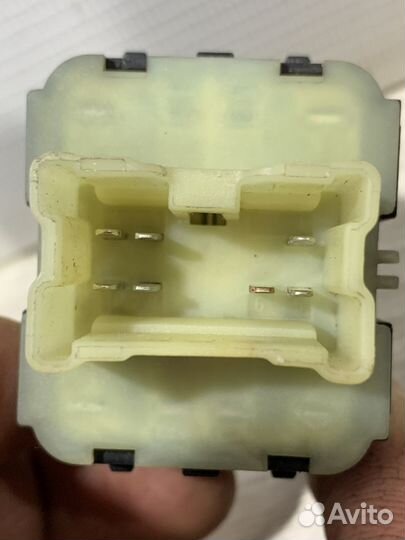 Блок кнопок стеклоподъемников renault sandero 2 Лев