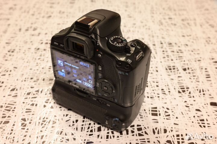 Canon EOS 550d с батарейной ручкой