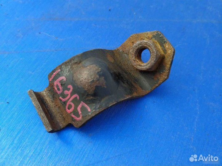 Скоба стабилизатора Volkswagen Passat B3 1992