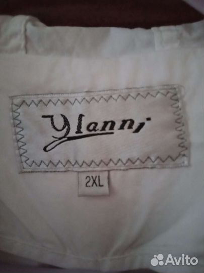 Ветровка с капюшоном и регулируемым рукавом