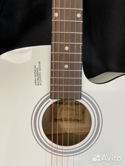 Акустическая гитара