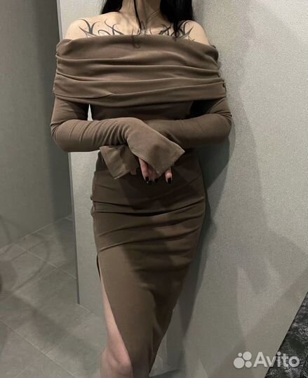 Платье с открытыми плечами