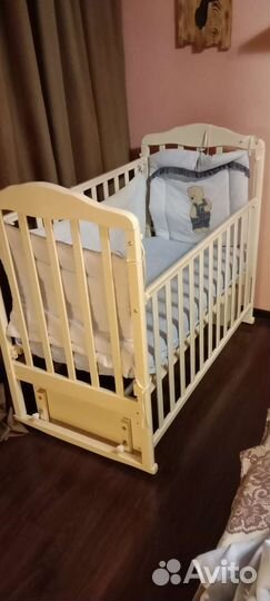 Кроватка детская с маятником и матрасом