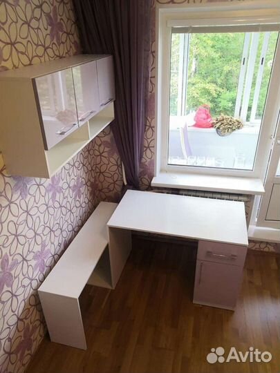 Письменный стол, навесные полки и распашной шкаф