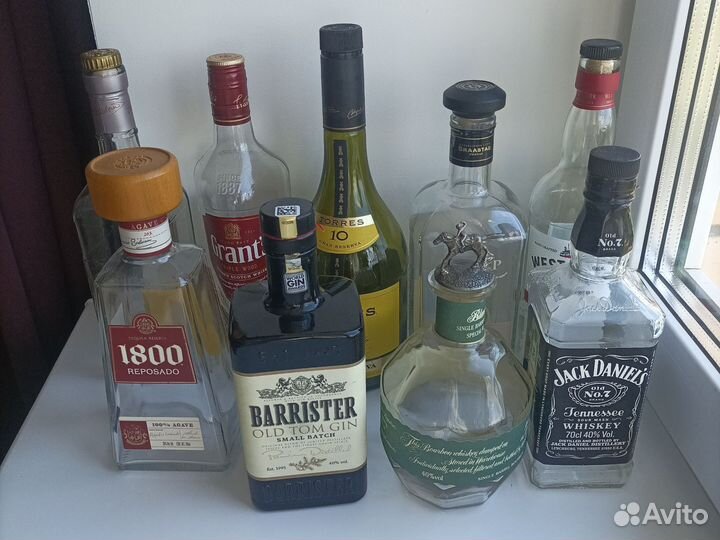 Пустые бутылки из-под виски, коньяка,текилы,джина