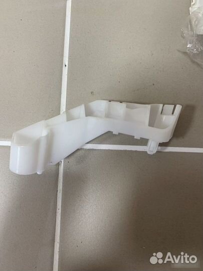 Кронштейн бампера передний Mitsubishi Montero 4