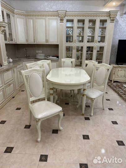 Кухонный стол и стулья