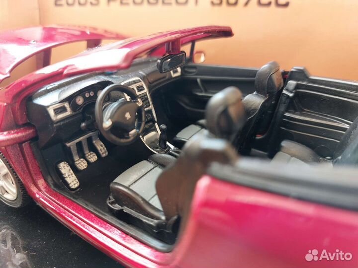 Коллекционная модель автомобиля Peugeot 307CC 1:24