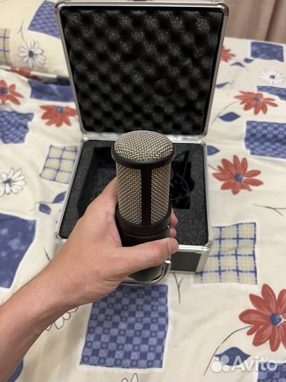 Микрофон AKG p220