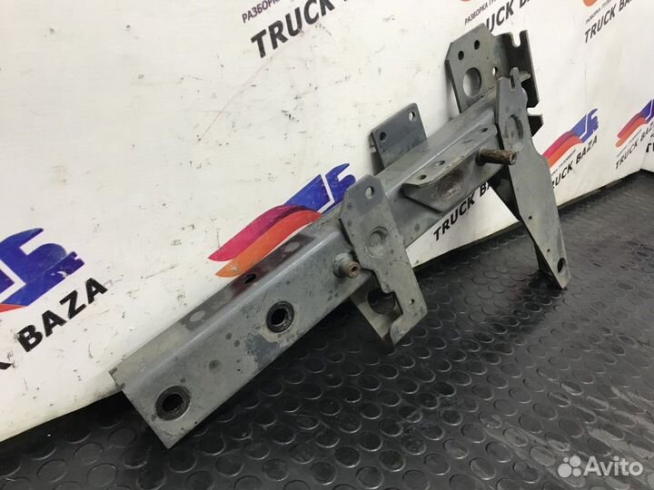 1686536 Кронштейн переднего крыла