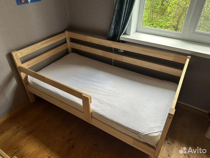 Кровать деревянная с матрасом