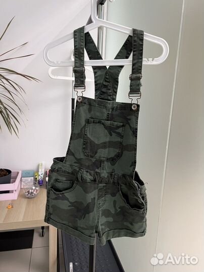 Камуфляжный комбинезон с шортами