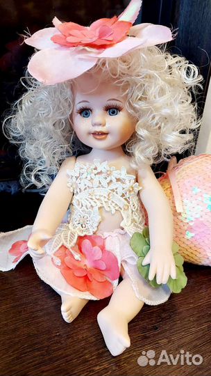 Кукла фарфоровая