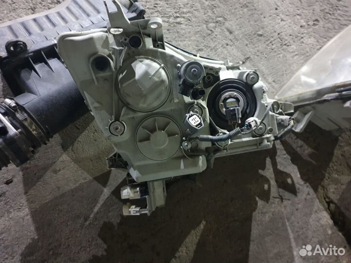 Фара передняя Toyota Crown GRS180