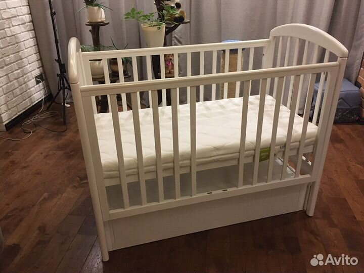 Детская кроватка с маятником и ящиком