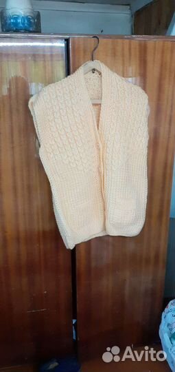 Безрукавка вязанная