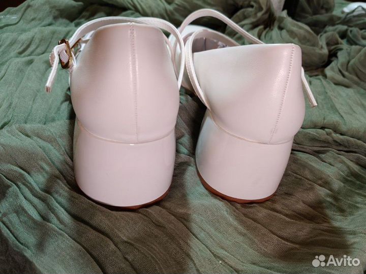 Туфли женские белые