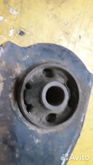 Рычаг задний продольный Toyota Hiace