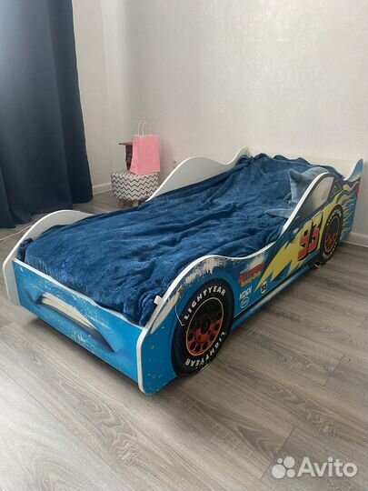 Детская кровать машина