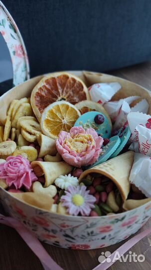 Набор: орехи, фруктовые чипсы, конфеты Рафаэлло