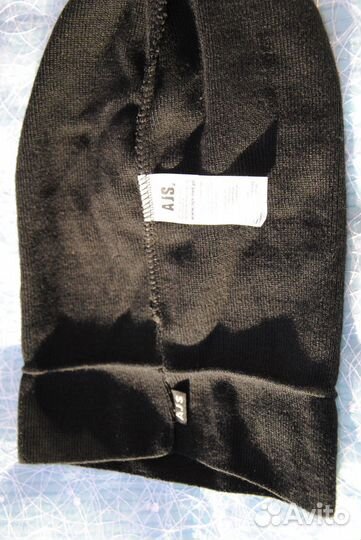 Шапка на подростка черная с сердечками